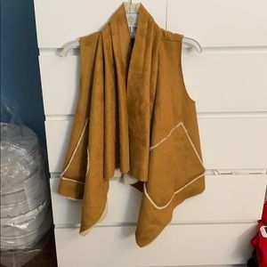 Fo fur and suede vest with cute detailing